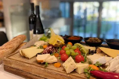 Cheese and wine bar צילום מגדלה
