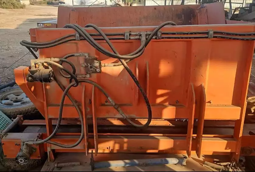 מפזרת קומפוסט