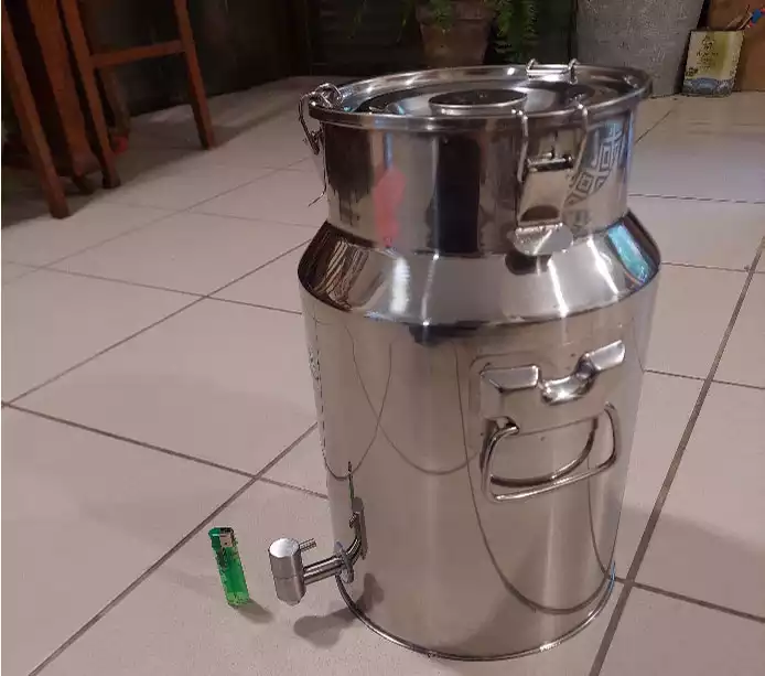 ג'ריקנים מנירוסטה בגדלים שונים