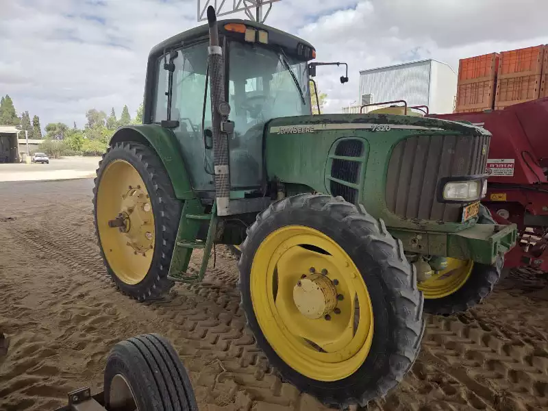 טרקטור ג׳ון דיר במצב מצויין