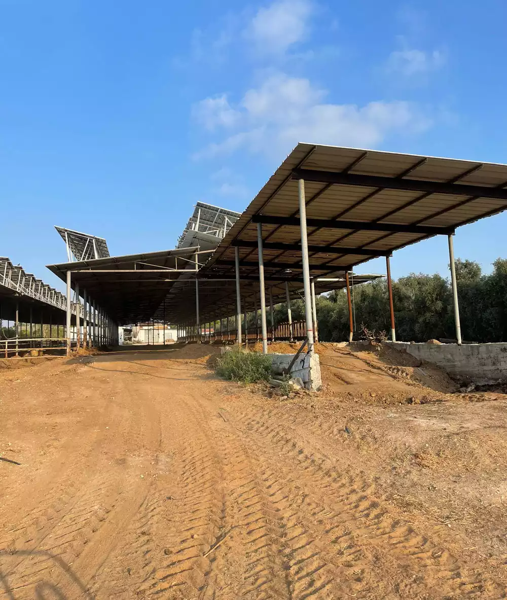 מחסן חקלאי ושטח אדמה