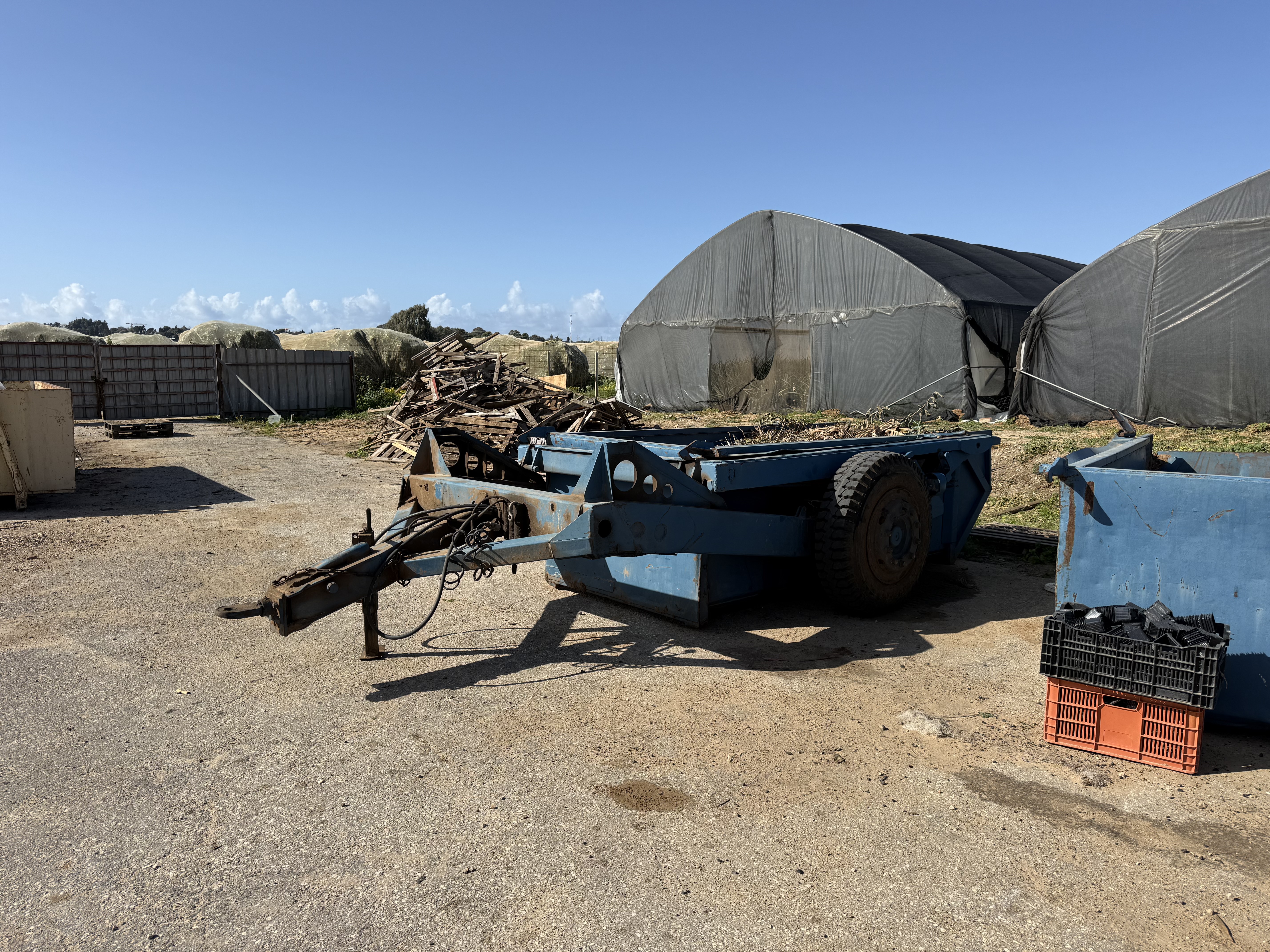 עגלת הייבר עם שלוש מכולות