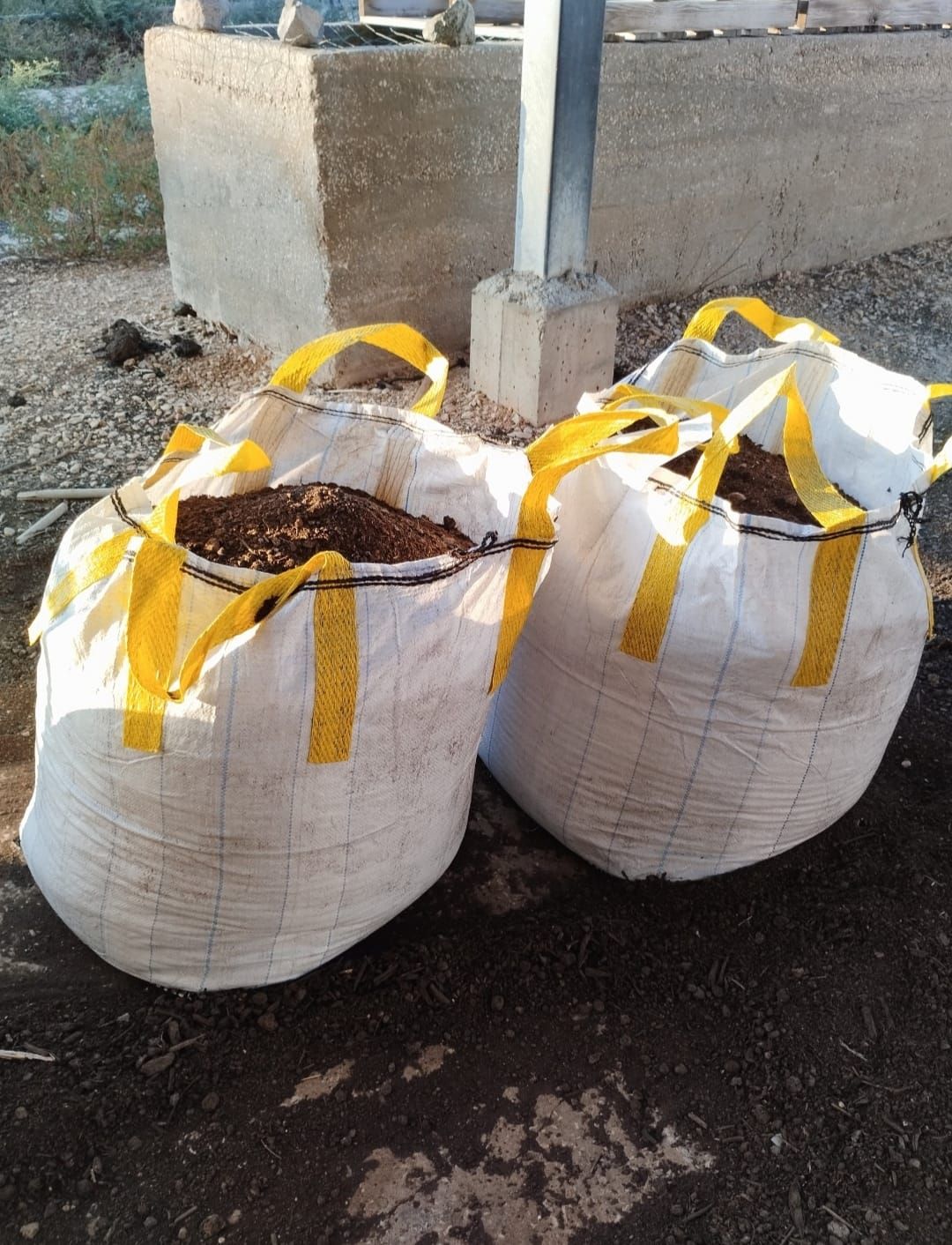 קומפוסט אורגני איכותי ומנופה