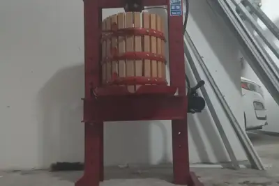 מכבש ענבים/פירות הידראולי תעשייתי תוצרת איטליה - OMCN