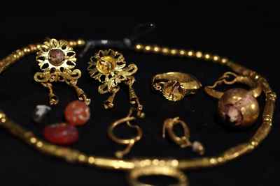 תכשיטי הזהב המרשימים שנחשפו במערת הקבורה. צילום: אמיל אלגם, רשות העתיקות