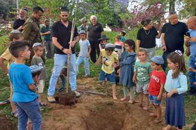 נוטעים עצים ותקווה בכרם שלום. צילום: מתוך עמוד הפייסבוק של קיבוץ כרם שלום