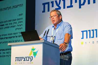 ''ניווט את הספינה ביד בוטחת''. אבו וילן נושא דברים בוועידת התנועה הקיבוצית החמישית. צילום: דנה בר-און - באדיבות התנועה הקיבוצית