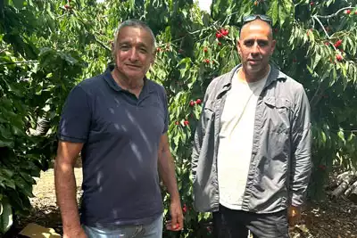 מימין- טוני עלם חקלאי ותיק מגוש חלב וירון בלחסן. צילום: ארגון מגדלי הפירות בישראל