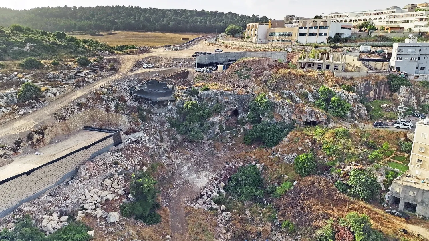 החפירה במערה הקדומה. צילום: אמיל אלג'ם, רשות העתיקות