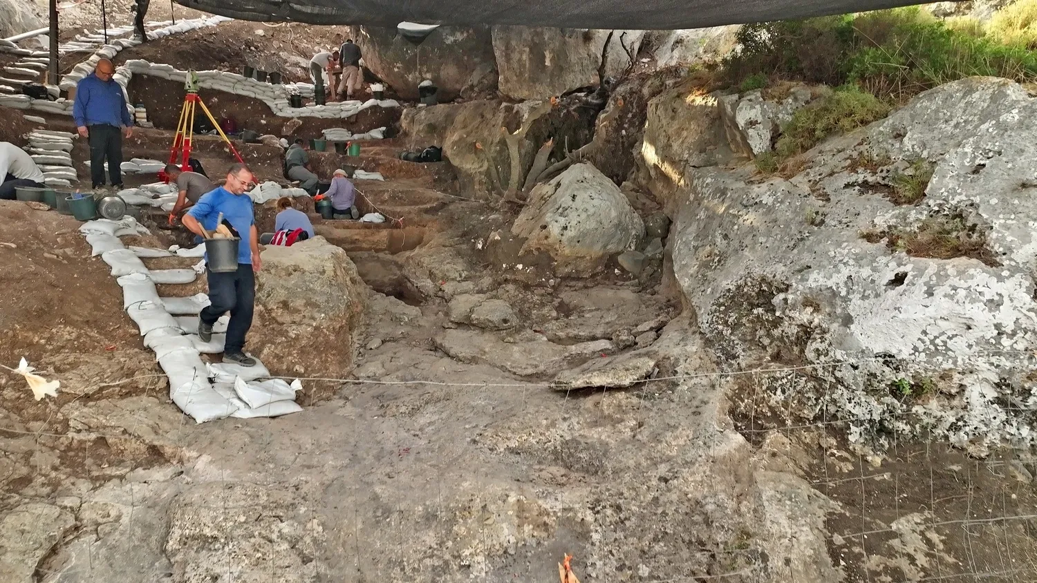 החפירה במערה הקדומה. צילום אמיל אלג'ם, רשות העתיקות