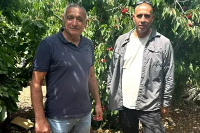 מימין- טוני עלם חקלאי ותיק מגוש חלב וירון בלחסן. צילום: ארגון מגדלי הפירות בישראל