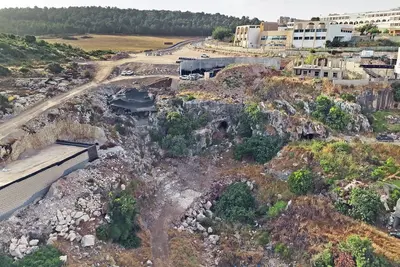 החפירה במערה הקדומה. צילום: אמיל אלג'ם, רשות העתיקות