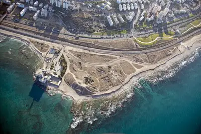 תל שקמונה ממבט רחפן. מאת Mayzenb - נוצר על־ידי מעלה היצירה, ויקיפדיה